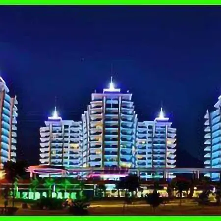 Azura Park -- шикарное место для вас -- вид на море, на бассейн, горный воздух и свой пляж - забронируйте сейчас Apartment