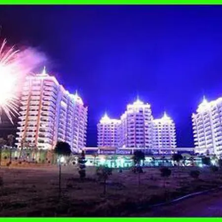Apartment Azura Park -- шикарное место для вас -- вид на море, на бассейн, горный воздух и свой пляж - забронируйте сейчас *